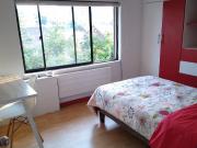 Estudiante mujer: habitación en residencia universitaria...