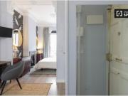 Estudio de diseño con aire acondicionado y balcón en...