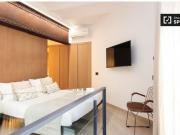 Estudio moderno con balcón y aire acondicionado en...