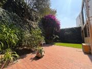 Estupenda casa con amplios espacios y semi remodelada en...