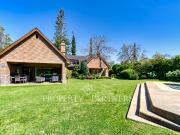 Estupenda casa con exquisito jardín, ubicada en sector...