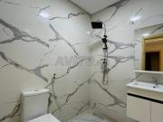 Étage de maison avec escalier indépendant