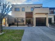 EXCELENTA CASA 5 AMB. CON PARQUE QUINCHO Y GARAGE