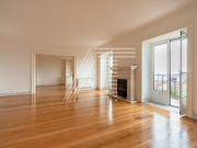 Excelente apartamento T5+2 na Lapa com vista panorâmica...