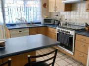 EN LAS AGUILAS EXCELENTE CASA AMPLIA DENTRO DE COLONIA...