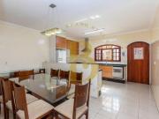 Excelente casa, com acabamentos de primeira localizada...