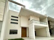 EXCELENTE CASA CON ACABADOS DE LUJO Y ESPACIOS AMPLIOS!