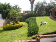 EXCELENTE CASA CON ALBERCA TECHADA, JARDINZOTE, PANELES...