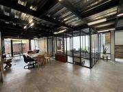 Excelente casa con espacio de oficinas a pasos de los...