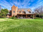 Excelente casa con finas terminaciones en loteo con agua...