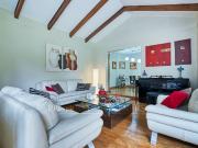 Excelente casa con gran jardín y comercio en la Dehesa...