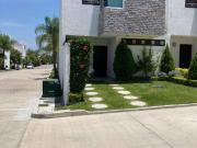 Excelente casa con jardines, alberca y servicios