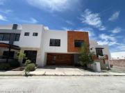 Excelente casa con sótano, roof garden, 3 recámaras y...