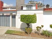 Excelente casa de 2 niveles con amplio patio