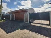 EXCELENTE CASA DE 4 AMBIENTES CON COCHERA Y DETALLES DE...