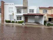 Excelente casa de 4 recamaras en Cumbres del Lago...