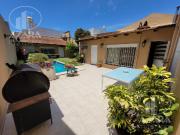 Excelente casa de 6 ambientes con jardín y pileta en...