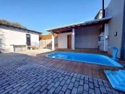 Excelente casa de 85m² com 2 dormitórios, piscina e 6 vagas