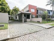 Excelente casa em condominío de 350m² com 03 dormitórios...