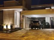 Excelente Casa em Condomínio de Alto Padrão para Venda 3...