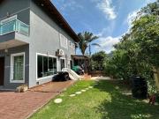 Excelente casa em condomínio fechado a poucos metros da...