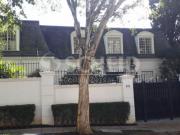 Excelente casa em dois andares com muito luxo em bairro...