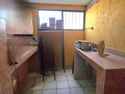 Excelente casa en esquina en la Comerciantes, urge