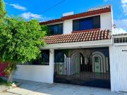 EXCELENTE CASA EN FRACCIONAMIENTO PIRAMIDES CON AMPLIOS...