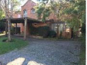 Excelente casa en lote interno