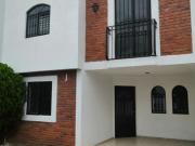 EXCELENTE CASA EN RESIDENCIAL QUETZAL EN EL CENTRO DE ZAMORA