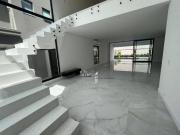 Excelente casa, fino acabamento em mármore !