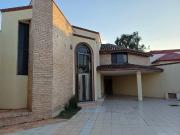 Excelente casa muy amplia. Frondoso