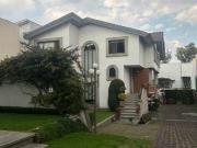 Excelente casa, muy buenos espacios, con jardín privado