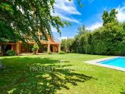 Excelente casa, muy luminosa cercana al Santiago...