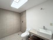 Excelente casa remodelada 4r/2b/1e con patio y acceso a...