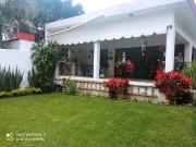 EXCELENTE CASA UN NIVEL COMPLETAMENTE REMODELADA, ESTILO...