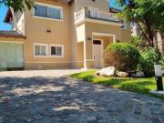 Excelente Chalet de 6 ambientes con piscina en Country...