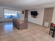 Excelente Chalet de corte moderno con pileta