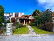 Excelente Chalet sobre 3 lotes con amplio parque y quincho