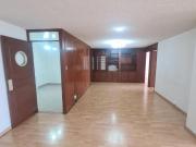 Excelente Departamento con Balcón, amplias estancias,...