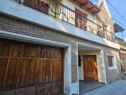 Excelente inmueble sobre calle Fraternidad. 5...