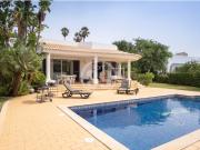 Excelente moradia com 4 quartos, garagem, piscina e jardins