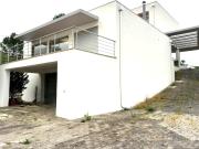 Excelente Moradia T4 distribuída em 3 Pisos Espaço,...