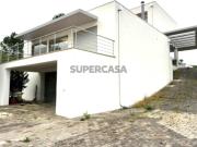 Excelente Moradia T4 distribuída em 3 Pisos Espaço,...