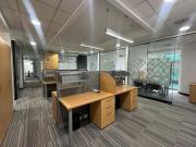 EXCELENTE OFICINA EN EDIFICIO PRISMA