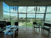 Excelente oficina en edificio Uno