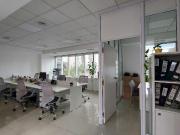 Excelente piso de oficina 3 despachos + area de trabajo...