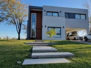 Excelente Propiedad a Estrenar en 2 Plantas con Piscina...