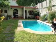 Excelente propiedad con amplio jardín y pileta
