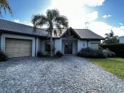 Excelente propiedad con distribución en una planta y...